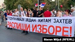 Transparent na protestu u Novom Sadu organizovanom na poziv studenata u blokadi, 5.9.2025.