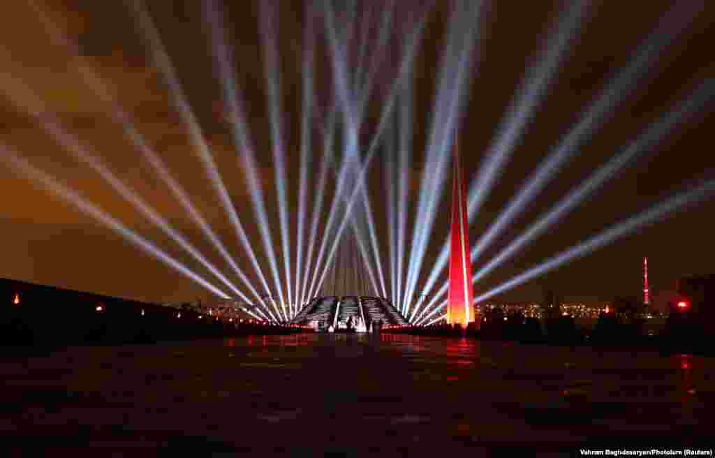 Поминальна служба в Єревані біля меморіального комплексу геноциду вірмен на вершині пагорба Цицернакаберд у пам'ять про масові вбивства вірмен у Османській імперії в 1915 році (Photolure via Reuters)