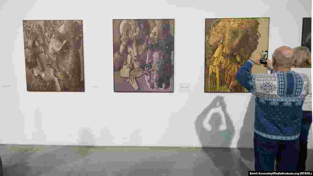 Поруч висять сюрреалістичні картини «Ліричні звуки» (ліворуч), «Розірвана мелодія» (центр), «Золота панна»