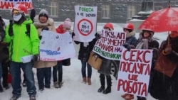 Порошенку, Гройсману і Парубію принесли «сталеві яйця» на марші секс-працівників (відео) Порошенку, Гройсману і Парубію принесли «сталеві яйця» на марші секс-працівників (відео)