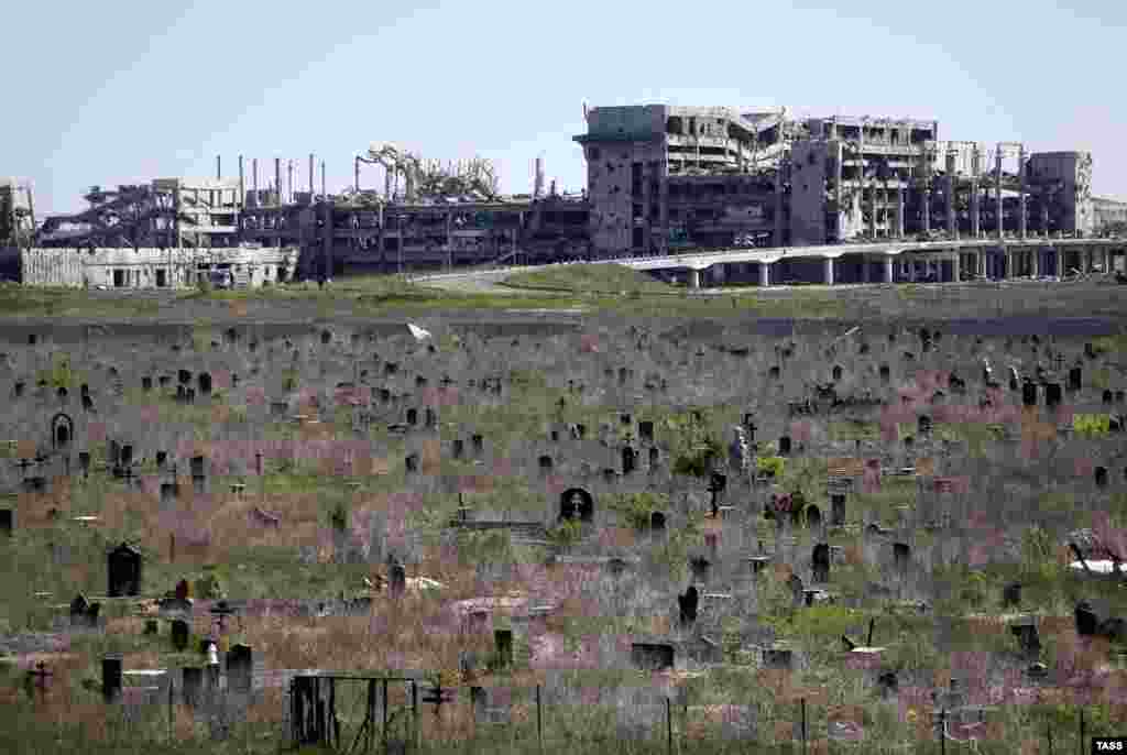 Вигляд на руїни нового терміналу Донецького аеропорту із дзвіниці Іверського монастиря. Саме звідси по захисниках ДАПу часто «працювали» снайпери російсько-сепаратистських сил. Донецьк, 3 травня 2016 року