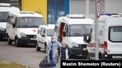 Медик супроводжує хворого біля лікарні в Москві, жовтень 2020 року