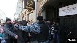 Граждане Молдавии, голосующие на парламентских выборах, вблизи молдавского посольства в Москве. 30.11.2014