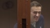 Критик Кремля Олексій Навальний у скляній клітці під час судового засідання у Москві 12 лютого 2021 року. Росія