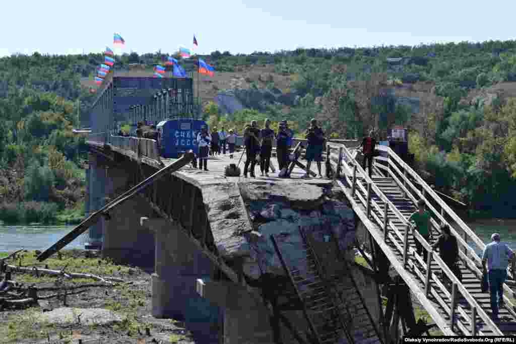 Прапори угруповання «ЛНР» над мостом, який ремонтуватиме українська сторона у Станиці Луганській, 10 вересня 2019 року