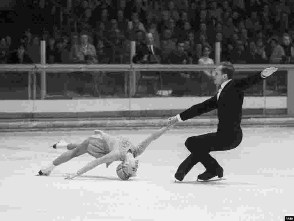 Гренобль, 1968 год. X Олимпийские игры. Советские фигуристы Людмила Белоусова и Олег Протопопов стали чемпионами зимней Олимпиады в парном катании. Фото Виктора Шандрина (Фотохроника ТАСС) Людмила Белоусова и Олег Протопопов стали чемпионами IX Олимпийских Игр 1964 года в Инсбруке, Австрия