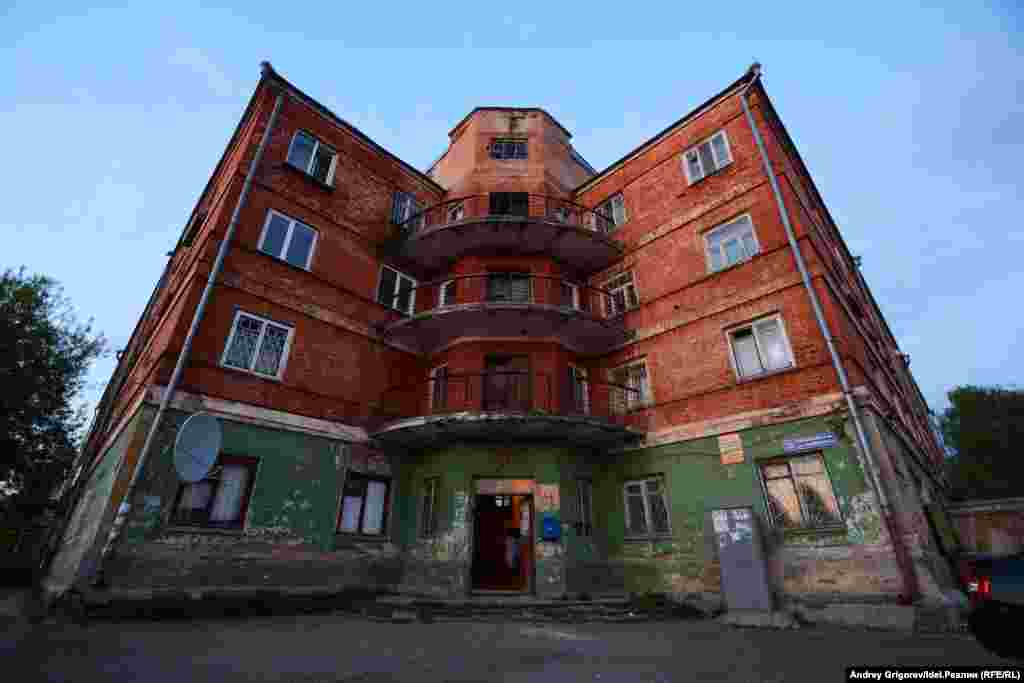 Общежитие напротив каланчи. Состояние здания плачевное. Полы и потолки гнилые. 