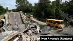 Эвакуационная колонна едет из захваченного российскими войсками города Купянска в Харьковской области, 30 мая 2022 года