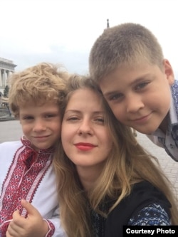 Ганна Ожогіна з синами