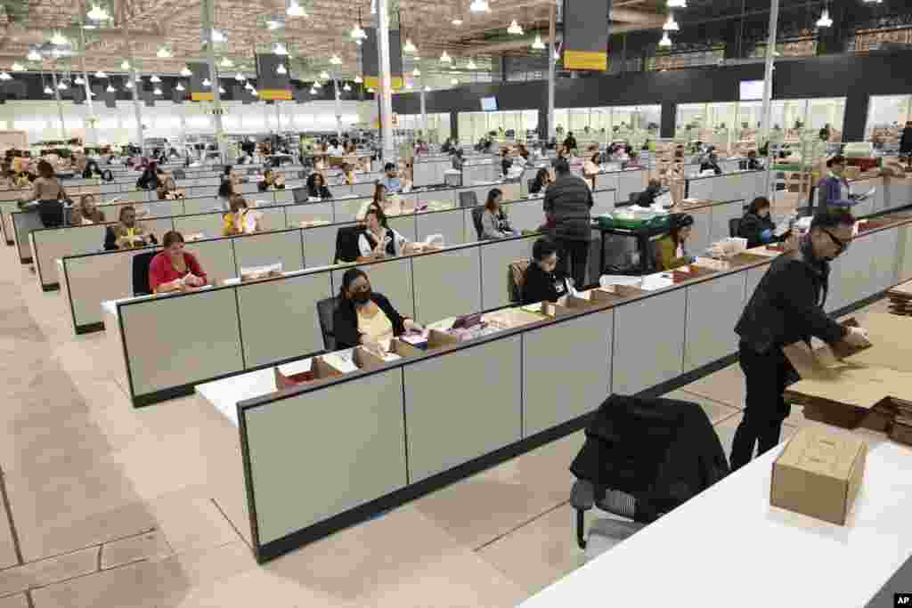 Співробітники сортують бюлетені у виборчому центрі округу Лос-Анджелес у Сіті Індастрі, Каліфорнія, США, у день виборів, 5 листопада 2024 року