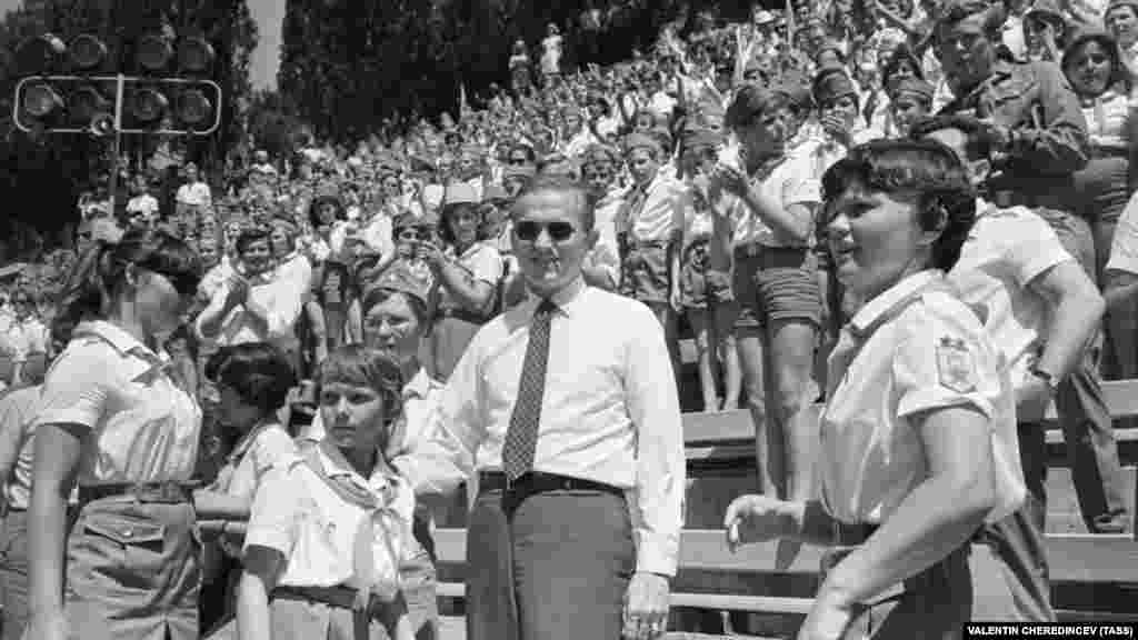 Американский космонавт Фрэнк Борман во время визита в детский лагерь «Артек» в июле 1969 года. Фрэнк Борман – командир экипажа «Аполлон-8», который совершил первый пилотируемый облет Луны