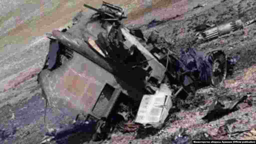 На этом фото, как утверждает армянское министерство обороны, обломки армянского штурмовика Су-25, якобы сбитого турецким истребителем F-16 в Варденисском районе Армении 29 сентября. Летчик, майор Валерий Данелин, погиб. Азербайджан отрицает, что к падению самолета причастна азербайджанская или турецкая авиация, и говорит, что два армянских Су-25 "врезались в гору".