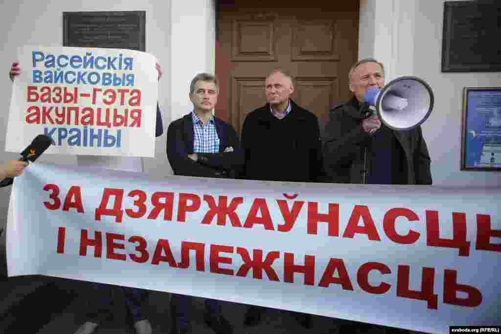 Білоруські опозиціонери Микола Статкевич (праворуч), Володимир Некляєв (посередині) та Анатолій Лебедько під час акції протесту у центрі Мінська. 4 жовтня 2015 року