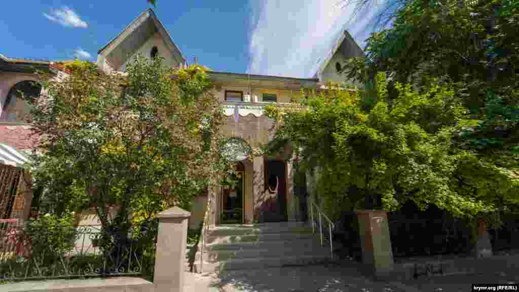 Некоторые крымские архитекторы предполагают, что в том же Симферополе немало зданий, к строительству или восстановлению которых привлекались военнопленные. По их мнению, на это указывает качество внешней и внутренней отделки объектов, сроки сдачи в эксплуатацию и другие детали. На фото: «немецкое» строение на улице Горького, 5 в Симферополе. Там сейчас работают ресторан и стоматологическая поликлиника