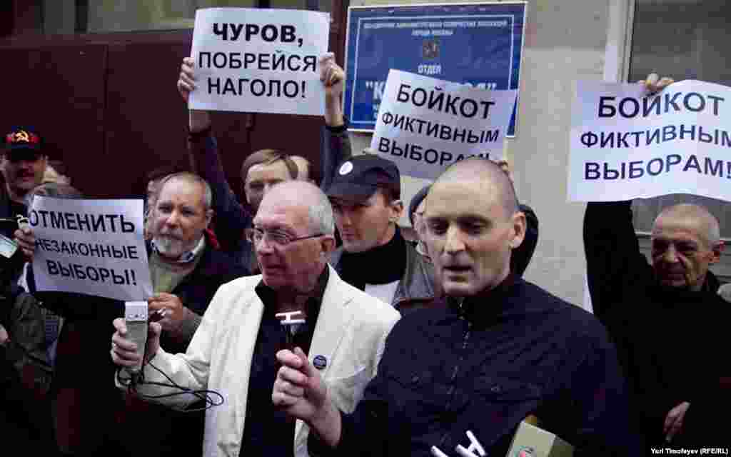 Пикетчики развернули плакаты: "Требуем отмены незаконных выборов!", "Ваши выборы – фарс!", "Выборы без оппозиции – преступление!"