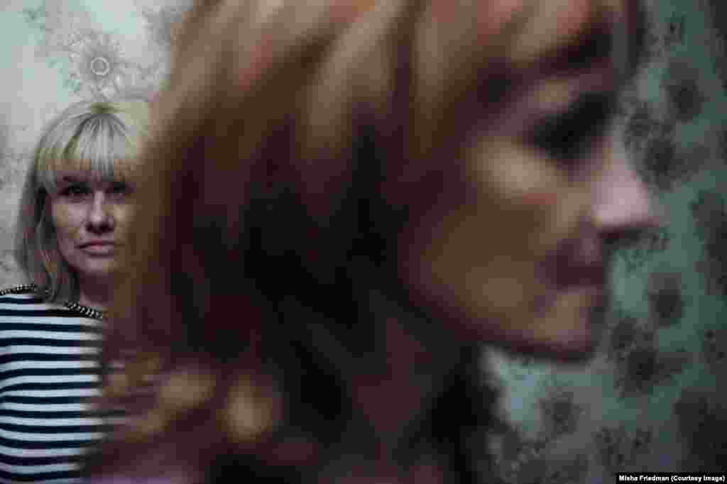 Яна (зліва), 40 років, зі своїм соціальним працівником Ольгою. Яна нещодавно вийшла з в&#39;язниці і Ольга допомагає їй пристосуватися до повсякденного життя в Маріуполі