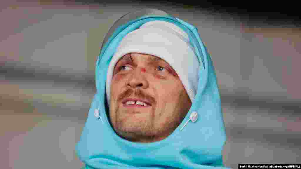 На вопрос журналистов, ожидать ли поклонникам бокса на реванш, Усик ответил: «Надо сначала выдохнуть (...). Я не думаю, что кто-то из нас сейчас хочет говорить о реванше, мы просто хотим залечить раны, которые появились у нас во время подготовки и в бою»