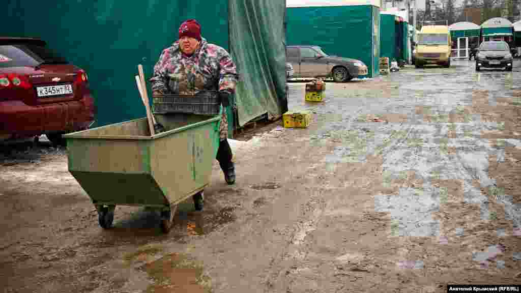 Уборщица «Крымского привоза»