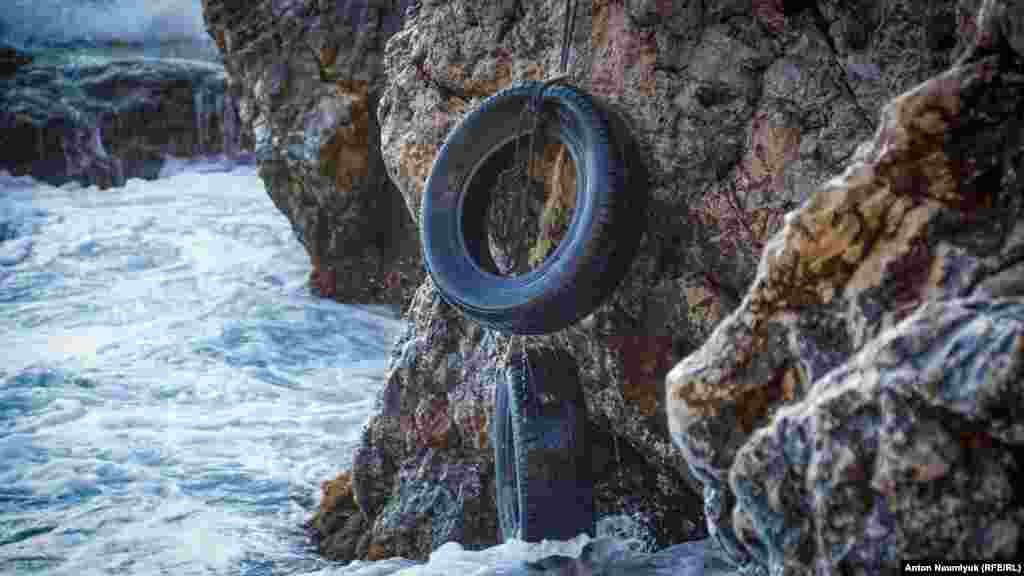 Еще одно развлечение с долей экстрима – качели из покрышек