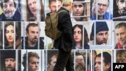 Плакат в Париже в защиту арестованных экологов с судна "Арктик Санрайз"