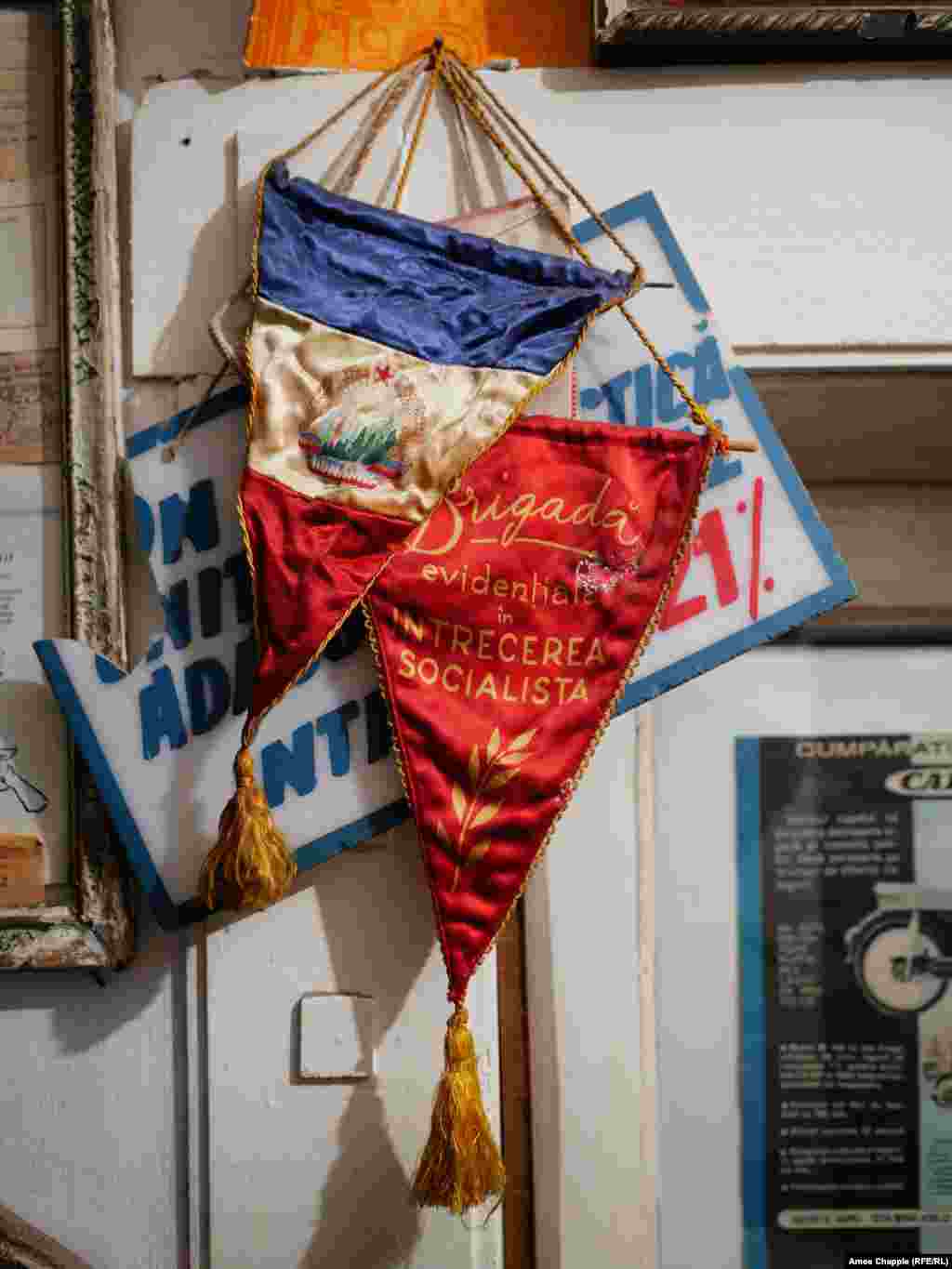 Комуністичні вимпели в коридорі &ndash; макеті квартири-музею. Вимпелом (праворуч) була нагороджена група робітників, які виграли &laquo;соціалістичне змагання&raquo; &nbsp;