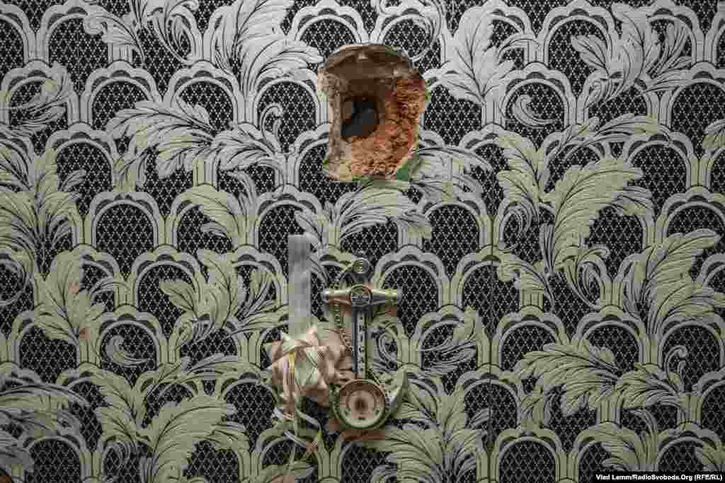 Діра від осколка снаряду в вітальні 