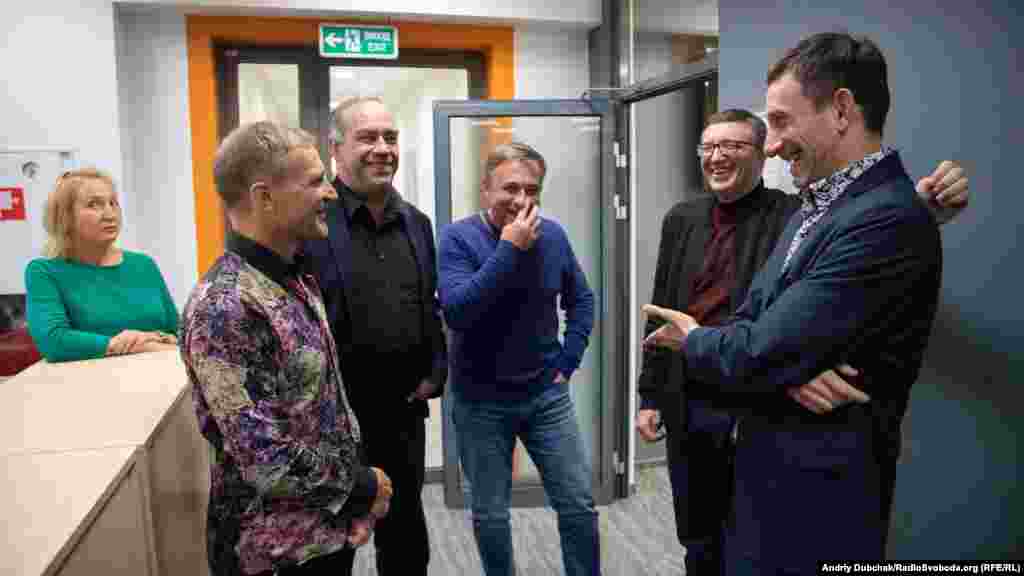 Політичні жарти не стримати. Після запитання: «Чи піде Олег Скрипка в президенти?»