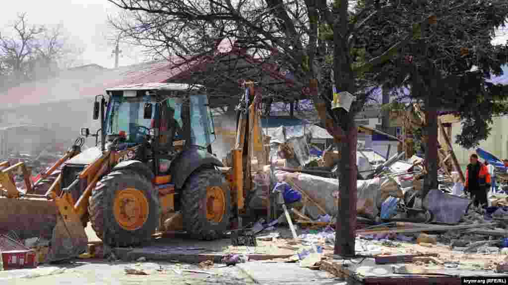 Подконтрольный России глава Симферополя Геннадий Бахарев заявил журналистам, что подрядчик демонтажа «Крымдорстрой» должен завершить все работы до Пасхи