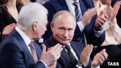 Голова делегації Росії на «Мінських» переговорах Борис Гризлов (ліворуч) і президент Росії Володимир Путін