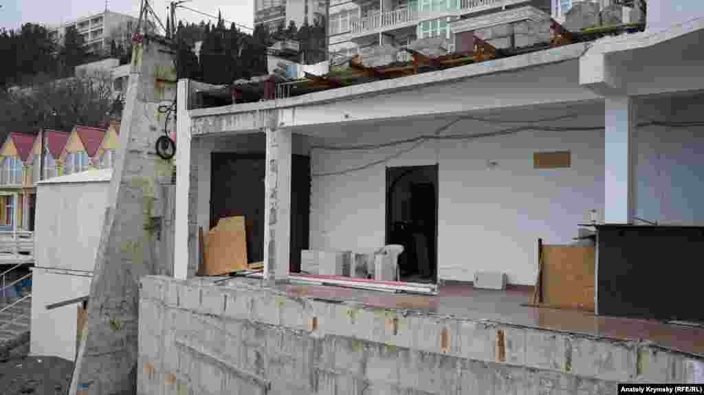 Демонтаж «Шашлычного дворика» начался со стороны пляжа