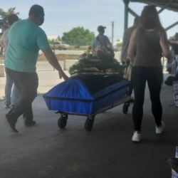 Тело человека переправляют на оккупированную территорию через КПВВ «Станица Луганская», 10 июня. На пересечение уже не нужно спецразрешение с украинской стороны, но по-прежнему нужно со стороны боевиков