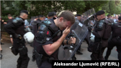 Pripadnik policije na protestu uoči dodjele Trinaestojulske nagrade u Podgorici