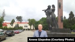 Павло Шаройко біля пам’ятника героям Другої світової війни у Львові