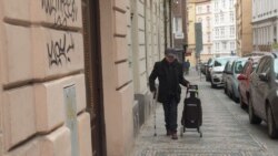 Славко Шевчик має уражені ноги. Через це йому дуже важко ходити