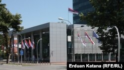 Zastave ispred Vlade RS 11. jula 2016.