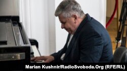 Юрій Вейс-Вендт грає на фортепіано