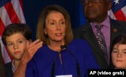 У цьому відеокадрі Нансі Пелосі реагує пізно ввечері 6 листопада за вашингтонським часом на перші результати виборів