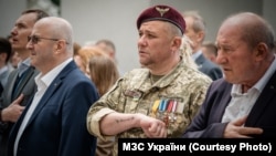 Во время церемонии торжественного поднятия крымскотатарского национального флага перед зданием МИД Украины (слева – член Меджлиса Риза Шевкиев, справа – член Меджлиса Ильми Умеров)