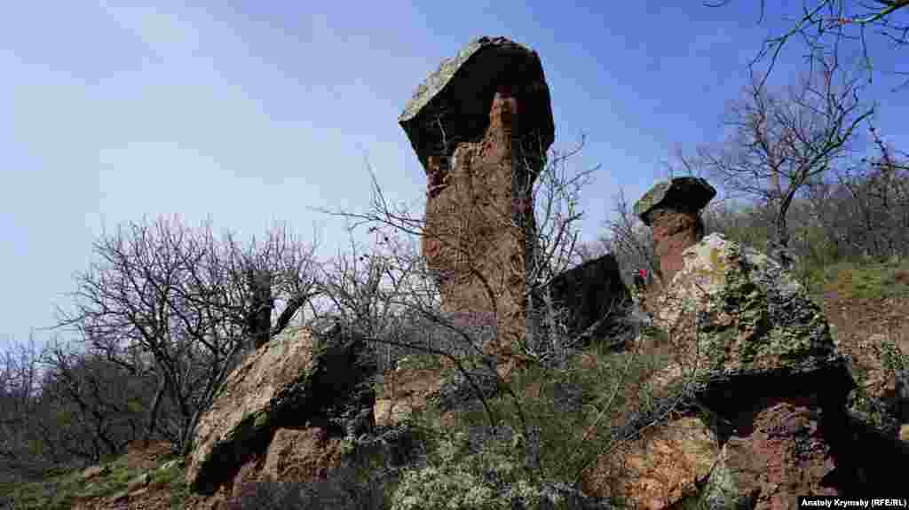 Краеведы рассказывают, что до 1983 года здесь «росли» три каменных «гриба». В один из ненастных дней самый высокий «гриб» неожиданно обрушился, и его шапка покатилась по склону вниз