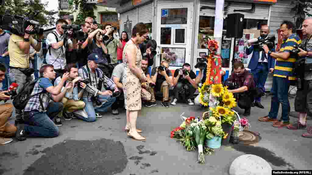 Посол США Марі Йованович під час акції до другої річниці вбивства Павла Шеремета в Києві, 20 липня 2018 року. «Ми нещодавно чули від деяких друзів та журналістської спільноти, що вони відчувають великий тиск. І я знову думаю, що це роль уряду – створити середовище, де журналісти зможуть займатися своєю професією, що є особливо cуттєвим у будь-якій демократичній країні: повідомляти чесно, об’єктивно, зрозуміло та незаангажовано, неупереджено, так, щоб українці у цьому випадку могли б зробити власні висновки», – сказала посол журналістам