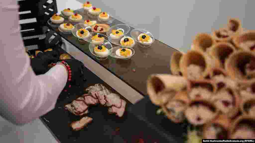 Їжа у штабі партії «Опозиційна платформа – За житті» 