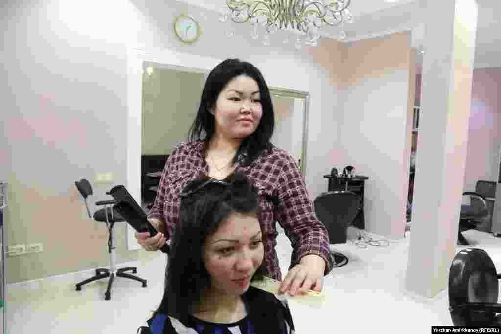 Айжан Мукашева работает парикмахером в Астане, Казахстан  