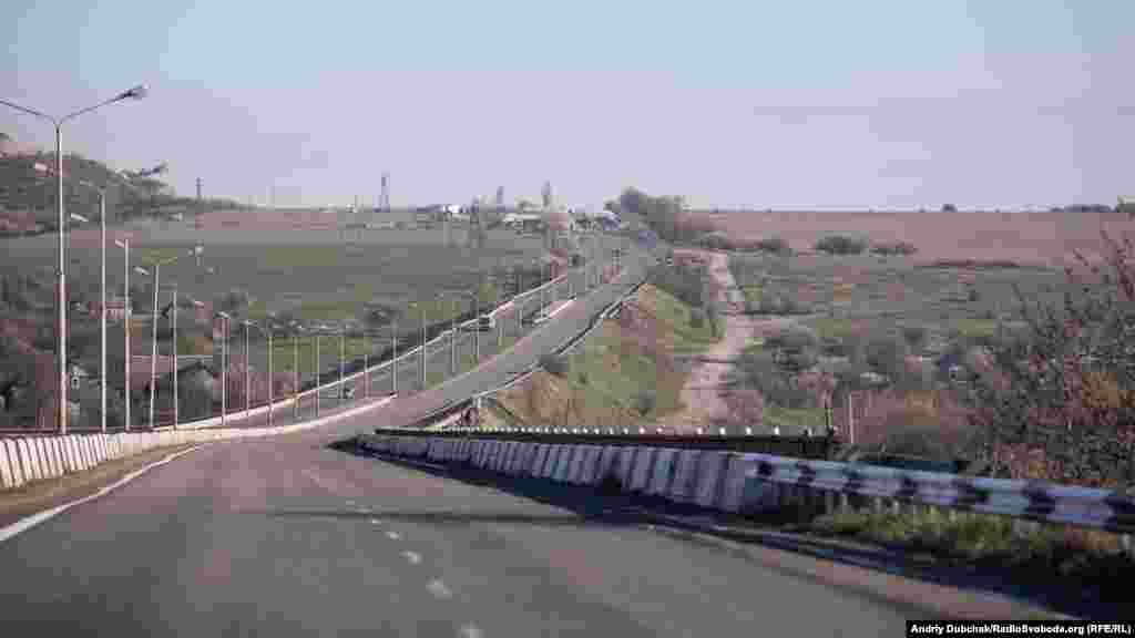 КПВВ «Новотроїцьке», через яке відбувається перетин лінії розмежування на Донбасі, працює у штатному режимі. Пропуск людей відбувається в обидва боки. 