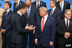 Генсекретар НАТО Марк Рютте говорить із президентом США Дональдом Трампом на саміті. Гаага, Нідерланди, 25 червня 2025 року