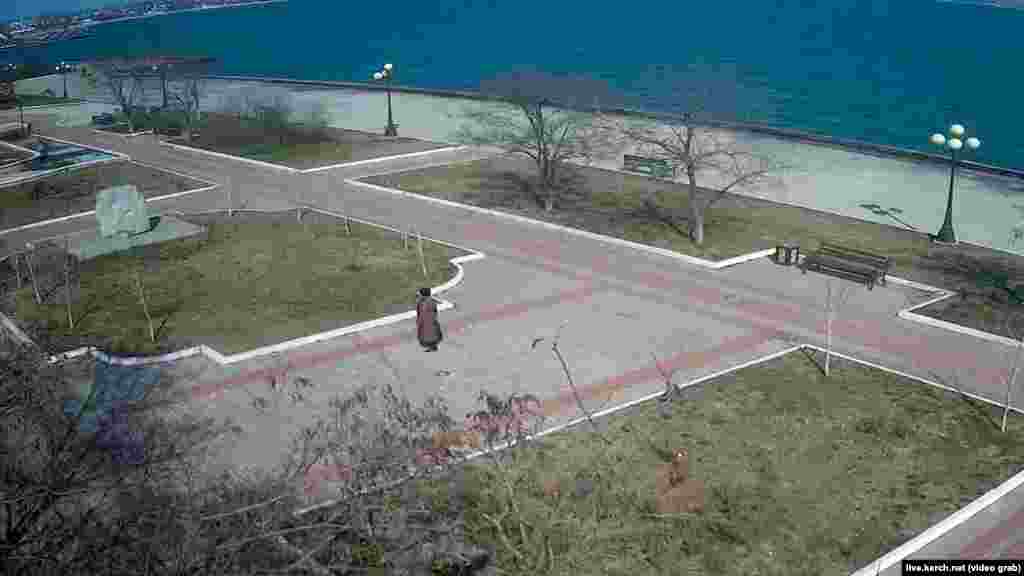 На скриншоте с камеры – одинокая прохожая