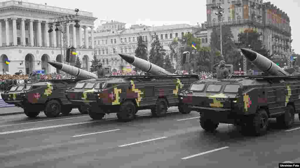 Тактичні балістичні ракетні комплекси «Точка У» на військовому параді в Києві до Дня Незалежності України, 24 серпня 2016 року
