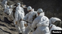 Спасатели на месте катастрофы во французских Альпах, 3 марта 2015 г.