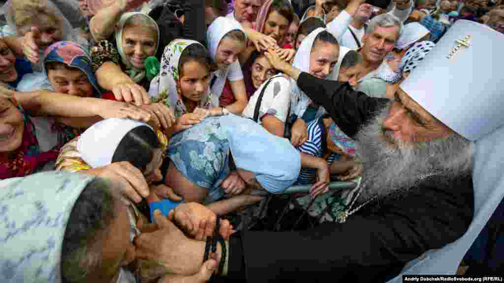 Віряни УПЦ (МП) зустрічають митрополита Тернопільського і Кременецького Сергія під час молебню на Володимирській гірці з нагоди річниці Хрещення Русі-України, Київ, 27 липня 2018 року