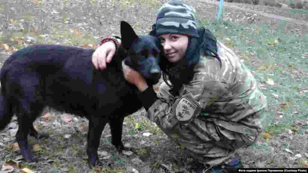 Ірина «Марго» Гаркавенко, українська добровольча армія, «Правий сектор», 2014-2015 рр.: «У Пісках була церква, і під нею – ніби підвальчик, така кімната. Однієї ночі я там спала, хлопці стояли на варті. Все було тихо і спокійно, по рації передавали, що периметр чистий. Ми заснули. І раптом я відчула, як здригається церква. Це був просто шалений арт-обстріл. Я думала, що вороги вже наступають і десь близько, що це вже кінець. Хлопці почали швидко збиратися, хапають боєкомплекти, одягаються. Я теж одягаю каску, бронежилет, збираюся. А вони мені: «Ні, ти тут сидиш». Дали мені «муху» і пару гранат. Світла немає. «Сиди тут». От у той момент мені дуже страшно було. Але ми тоді відстрілялись, і втрат у нас не було».