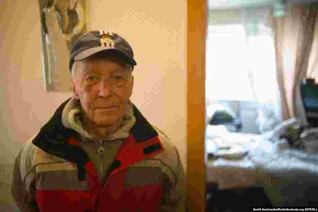 Обличчя 88-річного Юрія Анатолійовича посічене уламками віконного скла. Це – один із наслідків російської атаки в ніч на 29 жовтня, коли армія РФ випустила по території України, зокрема й по Києву, 48 дронів Shahed. Під час спілкування із кореспондентом Радіо Свобода Юрій Анатолійович згадав своє перше поранення у 1943 році. Тоді його, 7-річного хлопчика, травмувало вибухом гранати